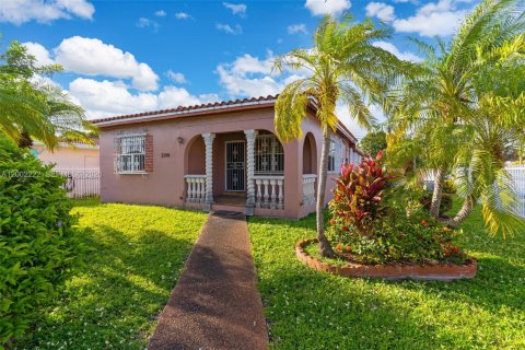 House in Miami, Florida 2 bedrooms, 137.59 sq.m. № 2066180
