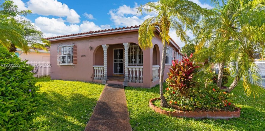 House in Miami, Florida 2 bedrooms, 137.59 sq.m. № 2066180