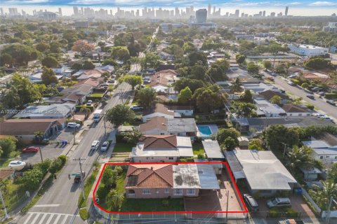 House in Miami, Florida 2 bedrooms, 137.59 sq.m. № 2066180 - photo 27