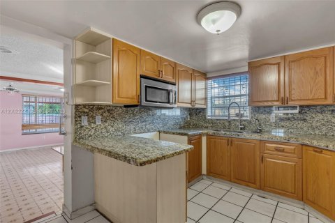 House in Miami, Florida 2 bedrooms, 137.59 sq.m. № 2066180 - photo 17