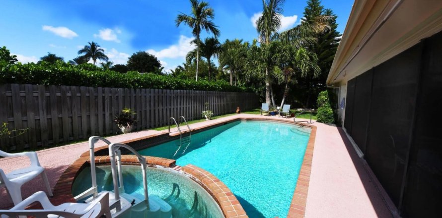 House in Boca Raton, Florida 3 bedrooms, 173.54 sq.m. № 837703