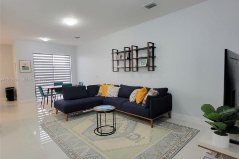 Townhouse in Miami, Florida 4 bedrooms, 172.52 sq.m. № 2045215 - photo 4