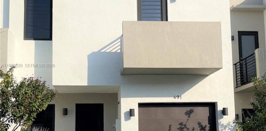 Townhouse in Miami, Florida 4 bedrooms, 172.52 sq.m. № 2045215