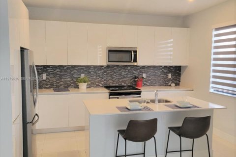 Townhouse in Miami, Florida 4 bedrooms, 172.52 sq.m. № 2045215 - photo 6