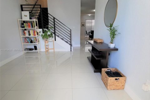 Townhouse in Miami, Florida 4 bedrooms, 172.52 sq.m. № 2045215 - photo 3
