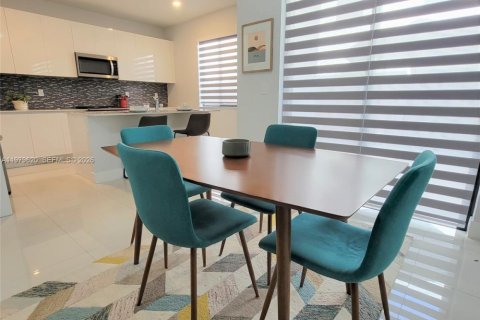 Townhouse in Miami, Florida 4 bedrooms, 172.52 sq.m. № 2045215 - photo 5