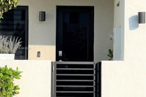 Townhouse in Miami, Florida 4 bedrooms, 172.52 sq.m. № 2045215 - photo 2