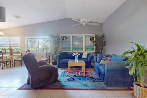 House in Homestead, Florida 2 bedrooms, 119.47 sq.m. № 1956648 - photo 2