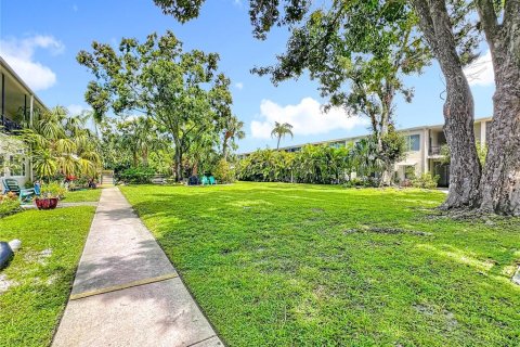 Condo in Saint Petersburg, Florida, 1 bedroom № 2095653 - photo 11