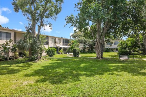 Condo in Saint Petersburg, Florida, 1 bedroom № 2095653 - photo 18