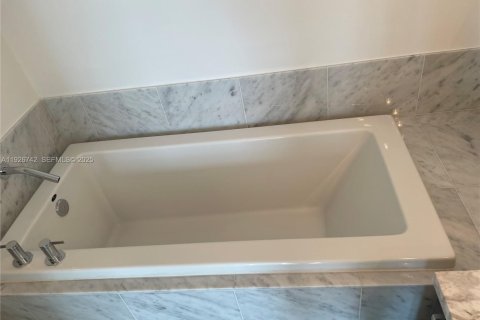 Condo in Miami, Florida, 2 bedrooms  № 1986608 - photo 15