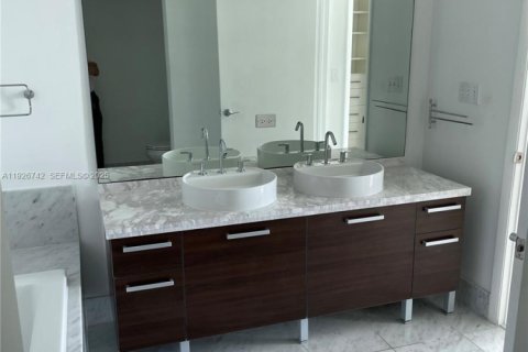 Condo in Miami, Florida, 2 bedrooms  № 1986608 - photo 11