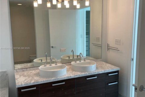 Condo in Miami, Florida, 2 bedrooms  № 1986608 - photo 14