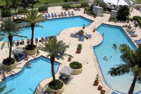 Condo in Miami, Florida, 2 bedrooms  № 1986608 - photo 16