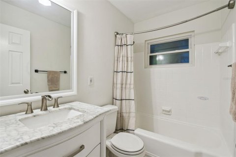 House in Orlando, Florida 4 bedrooms, 186.36 sq.m. № 1688263 - photo 25