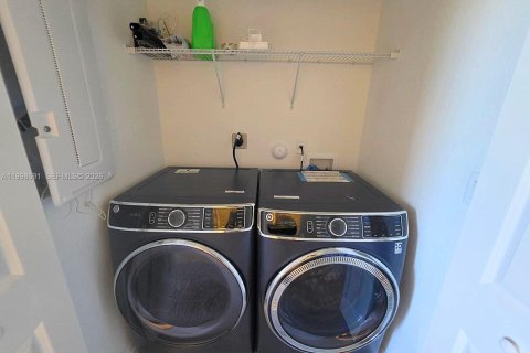 Townhouse in Homestead, Florida 3 bedrooms, 123.65 sq.m. № 2060516 - photo 10