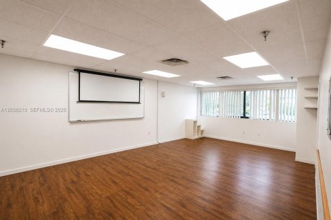 Immobilier commercial à vendre à Hialeah, Floride № 2084238 - photo 14
