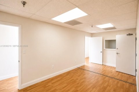 Immobilier commercial à vendre à Hialeah, Floride № 2084238 - photo 16