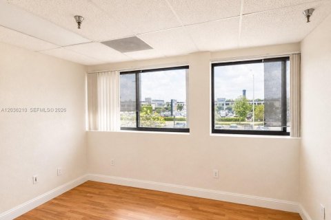 Immobilier commercial à vendre à Hialeah, Floride № 2084238 - photo 18