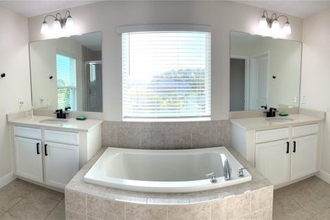 Townhouse in Lutz, Florida 4 bedrooms, 243.22 sq.m. № 2348035 - photo 27
