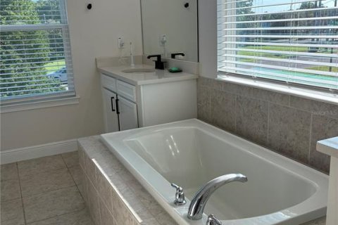 Townhouse in Lutz, Florida 4 bedrooms, 243.22 sq.m. № 2348035 - photo 29