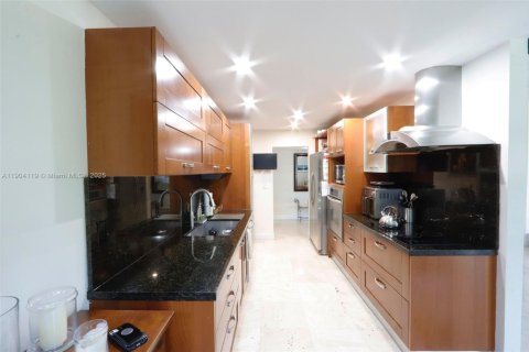 Снять в аренду кондоминиум в Ки-Бискейн, Флорида 2 спальни, 165.55м2, № 1956007 - фото 17