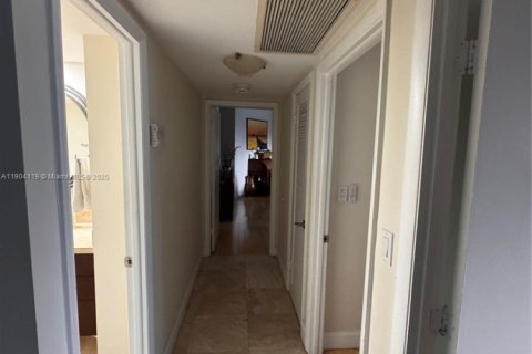 Снять в аренду кондоминиум в Ки-Бискейн, Флорида 2 спальни, 165.55м2, № 1956007 - фото 23