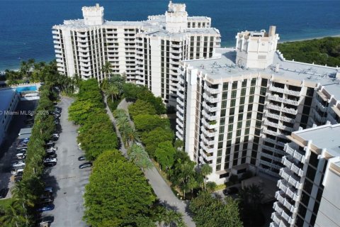 Снять в аренду кондоминиум в Ки-Бискейн, Флорида 2 спальни, 165.55м2, № 1956007 - фото 1