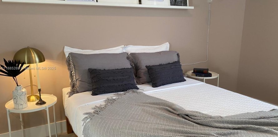 Apartment in Miami, Florida 1 bedroom, 288.28 sq.m. № 1931366