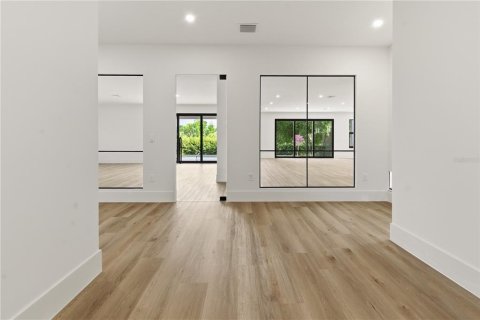 House in Clermont, Florida 4 bedrooms, 526.66 sq.m. № 2235882 - photo 7