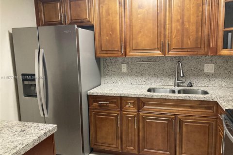 Снять в аренду кондоминиум в Майами, Флорида 2 спальни, 112.6м2, № 2041137 - фото 2