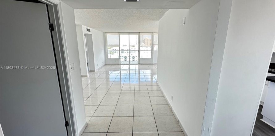 Кондоминиум с 2 спальнями в Майами-Бич, Флорида № 2057534