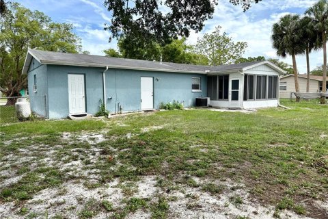 House in Spring Hill, Florida 2 bedrooms, 95.22 sq.m. № 2156470 - photo 6