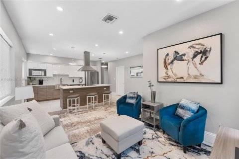 House in Hollywood, Florida 4 bedrooms, 100.61 sq.m. № 1887649 - photo 5