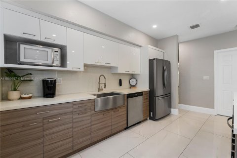 House in Hollywood, Florida 4 bedrooms, 100.61 sq.m. № 1887649 - photo 9