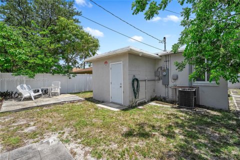 House in Hollywood, Florida 4 bedrooms, 100.61 sq.m. № 1887649 - photo 24
