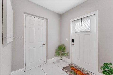 House in Hollywood, Florida 4 bedrooms, 100.61 sq.m. № 1887649 - photo 2