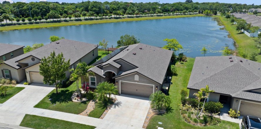 House in Fort Pierce, Florida 4 bedrooms, 168.8 sq.m. № 1207910