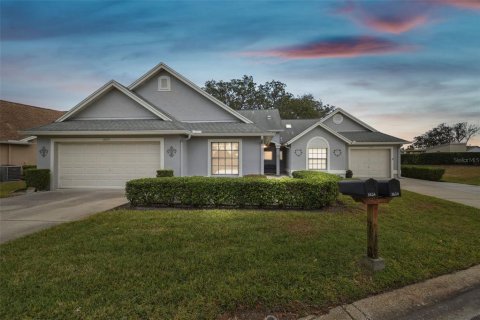House in New Port Richey, Florida 3 bedrooms, 149.39 sq.m. № 1563568 - photo 1