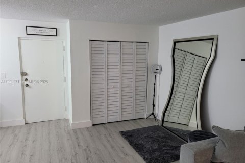 Condominio en alquiler en Miami, Florida, 2 dormitorios, 100.89 m2 № 1991369 - foto 1