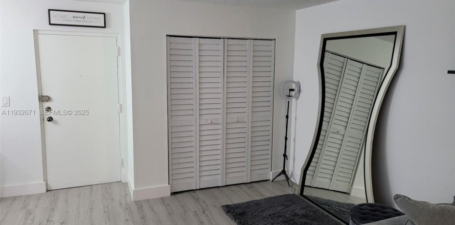 Condominio en Miami, Florida, 2 dormitorios  № 1991369