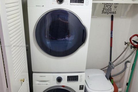 Condominio en alquiler en Miami, Florida, 2 dormitorios, 100.89 m2 № 1991369 - foto 6