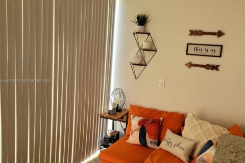 Condominio en alquiler en Miami, Florida, 2 dormitorios, 100.89 m2 № 1991369 - foto 8