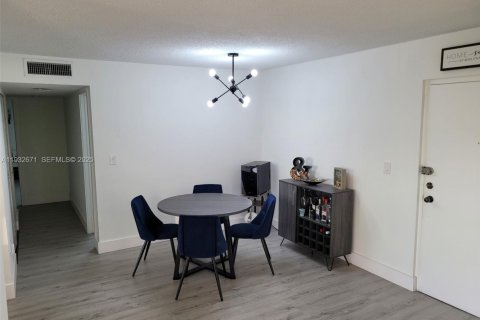 Condominio en alquiler en Miami, Florida, 2 dormitorios, 100.89 m2 № 1991369 - foto 3