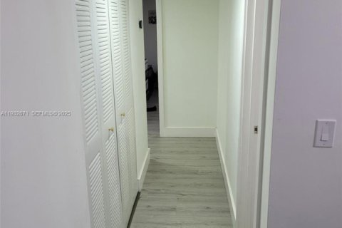 Condominio en alquiler en Miami, Florida, 2 dormitorios, 100.89 m2 № 1991369 - foto 7