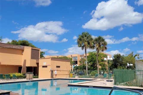 Condominio en alquiler en Miami, Florida, 2 dormitorios, 100.89 m2 № 1991369 - foto 10