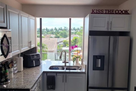 Condominio en alquiler en Miami, Florida, 2 dormitorios, 100.89 m2 № 1991369 - foto 2