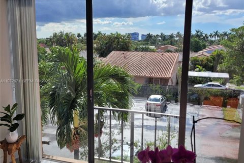 Condominio en alquiler en Miami, Florida, 2 dormitorios, 100.89 m2 № 1991369 - foto 9