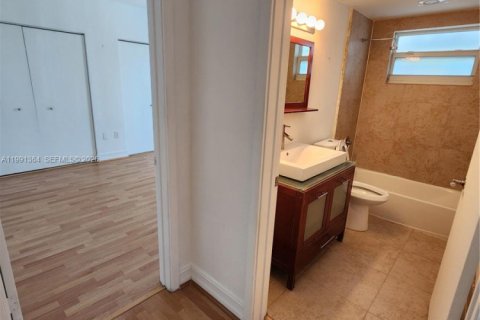 Снять в аренду квартиру в Бей-Харбор-Айлендс, Флорида 2 спальни, 139.35м2, № 2060520 - фото 10