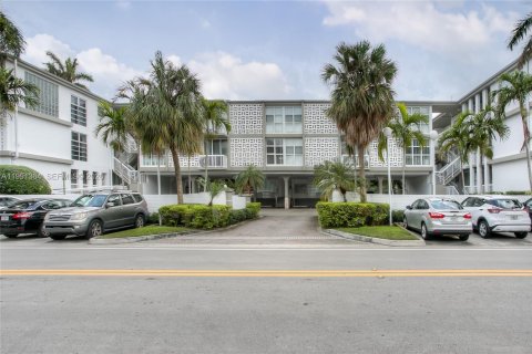 Снять в аренду квартиру в Бей-Харбор-Айлендс, Флорида 2 спальни, 139.35м2, № 2060520 - фото 2